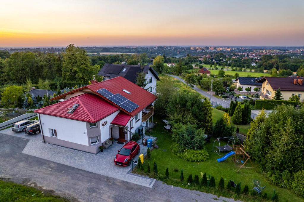 uma vista aérea de uma casa com um telhado vermelho em Pokoje Pod Dębowcem em Bielsko-Biala