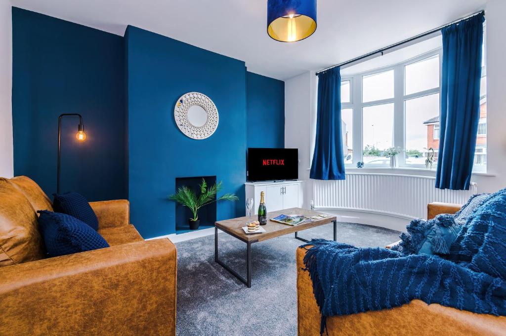 sala de estar con paredes azules, sofá y mesa en Pristine 3-bed home in Crewe by 53 Degrees Property, ideal for Business & Contractors, Great Parking - Sleeps 5 en Church Coppenhall