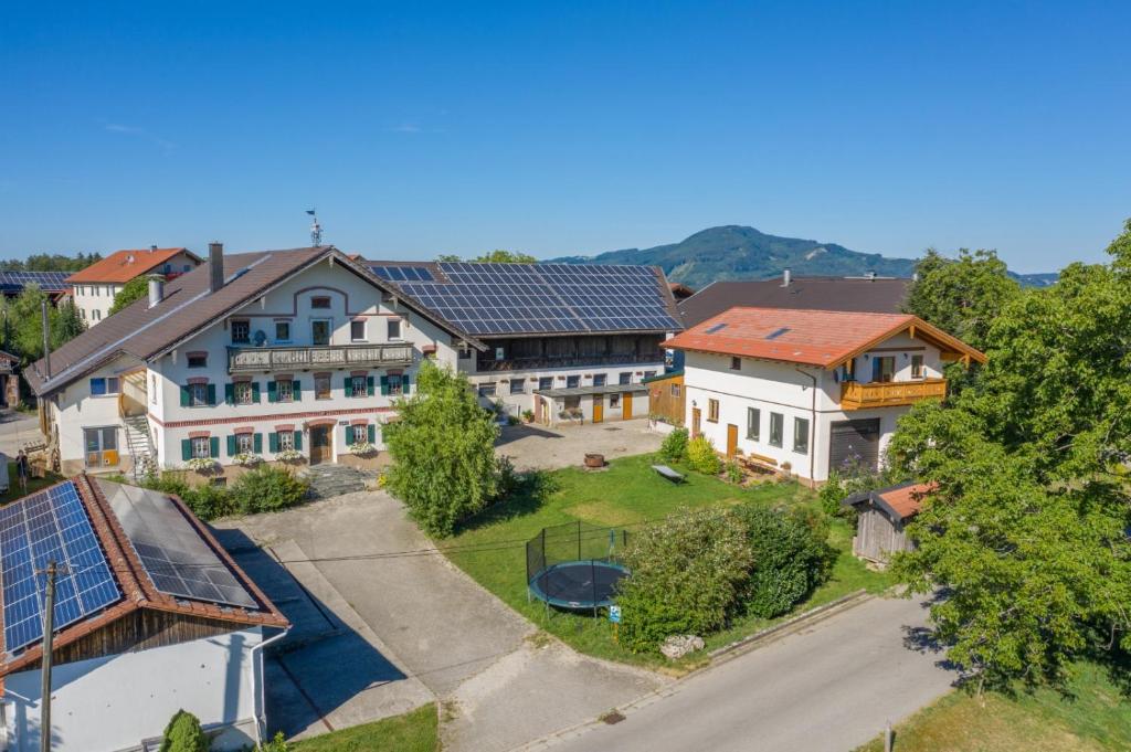 - une vue aérienne sur une maison dotée de panneaux solaires sur son toit dans l'établissement Thomanhof, à Saaldorf