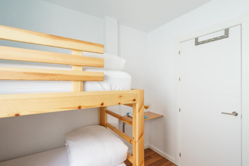 Poschodová posteľ alebo postele v izbe v ubytovaní Minimal Rooms by ELE Apartments