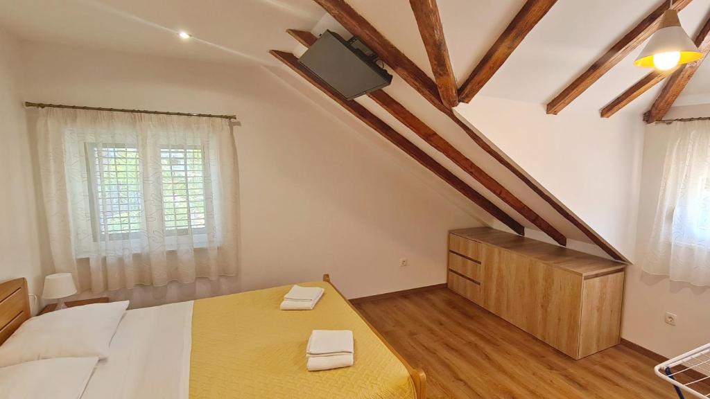 Televízia a/alebo spoločenská miestnosť v ubytovaní Attic Split apartment near city centre