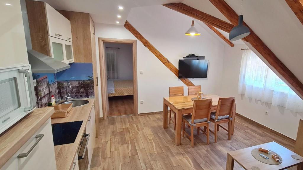 Kuchyňa alebo kuchynka v ubytovaní Attic Split apartment near city centre