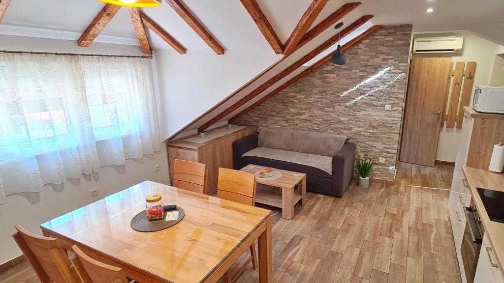 Kuchyňa alebo kuchynka v ubytovaní Attic Split apartment near city centre