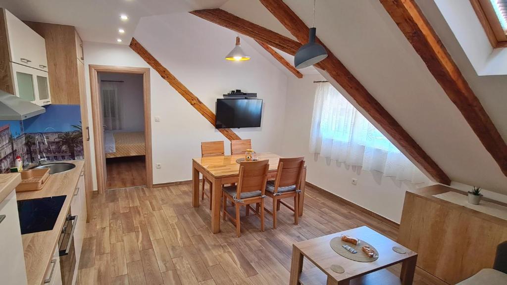 Kuchyňa alebo kuchynka v ubytovaní Attic Split apartment near city centre
