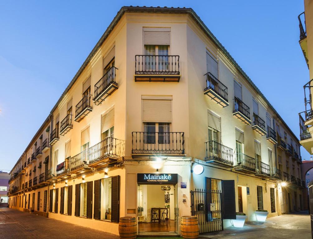 un gran edificio blanco con una señal de mercado. en Minimal Rooms by ELE Apartments, en Málaga