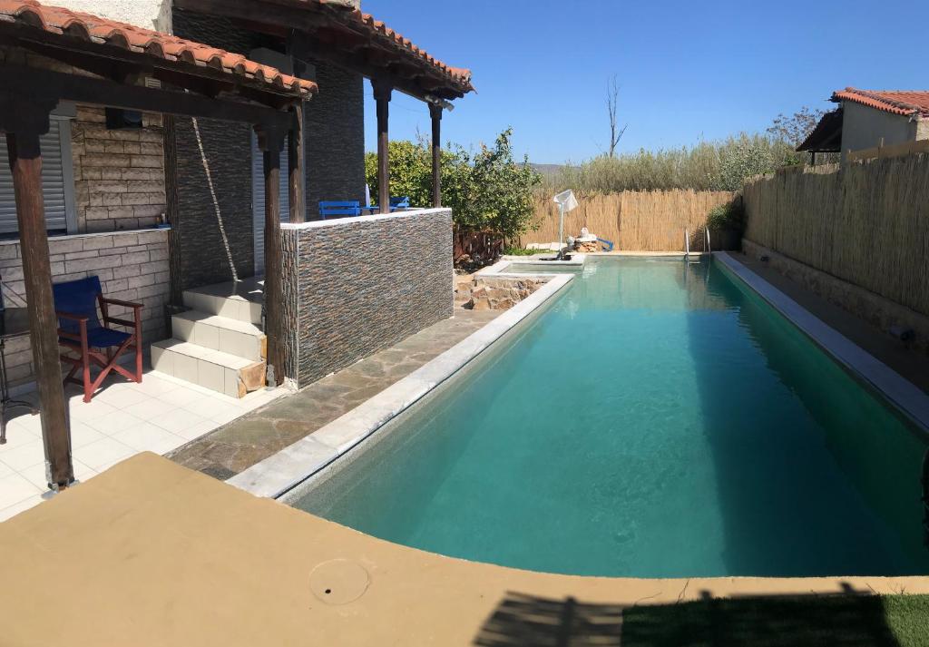 Basen w obiekcie Boem Villa in Nafpliο lub w pobliżu