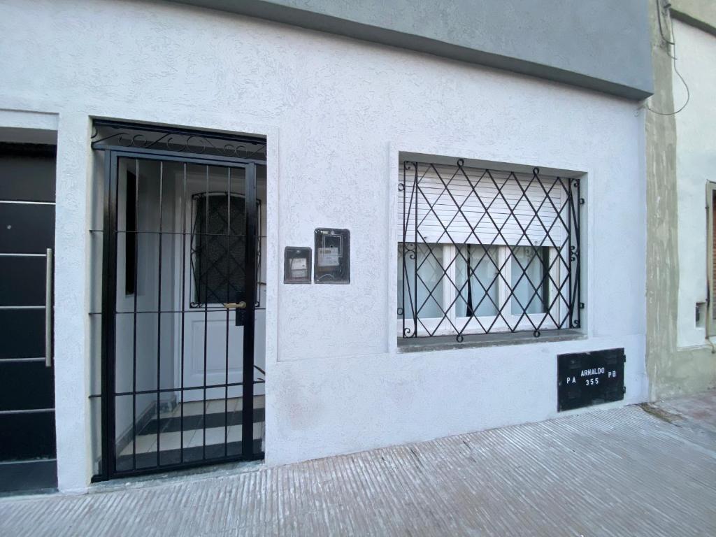 un edificio blanco con puerta y ventana en Casa de Beto en San Pedro