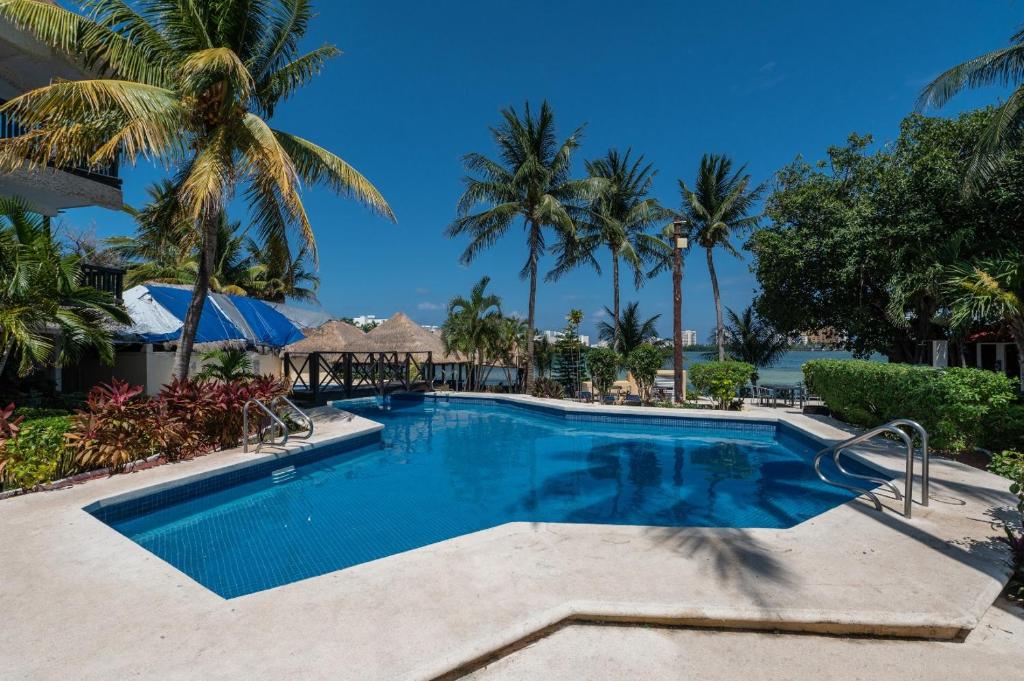 Bazén v ubytování Hotel Imperial Laguna Faranda Cancún nebo v jeho okolí