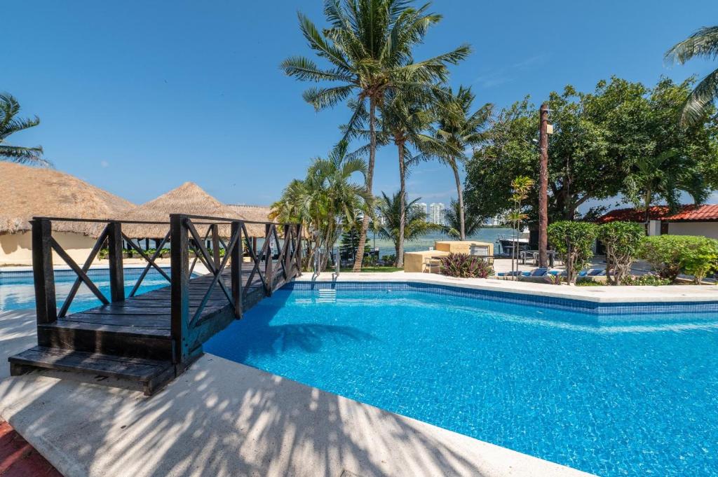Bazén v ubytování Hotel Imperial Laguna Faranda Cancún nebo v jeho okolí