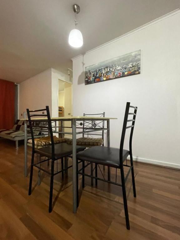 a dining room with a table and chairs at Orella 6p Apartament in Antofagasta