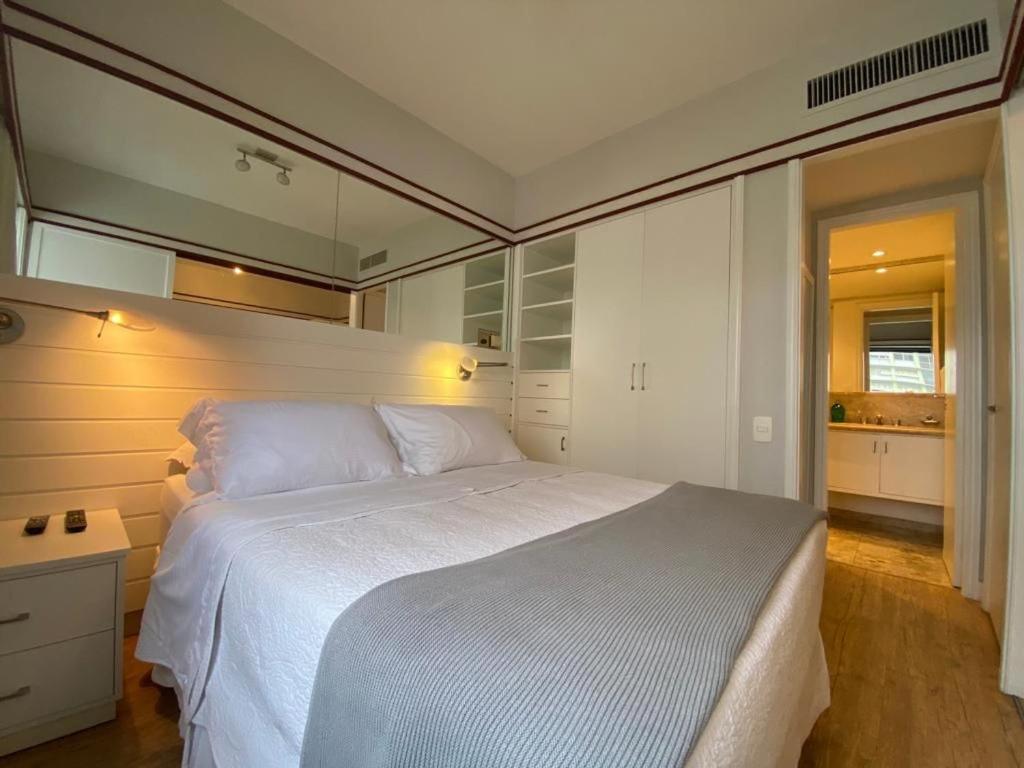 圣保罗JP Crauford Choice Suites的卧室配有一张白色大床