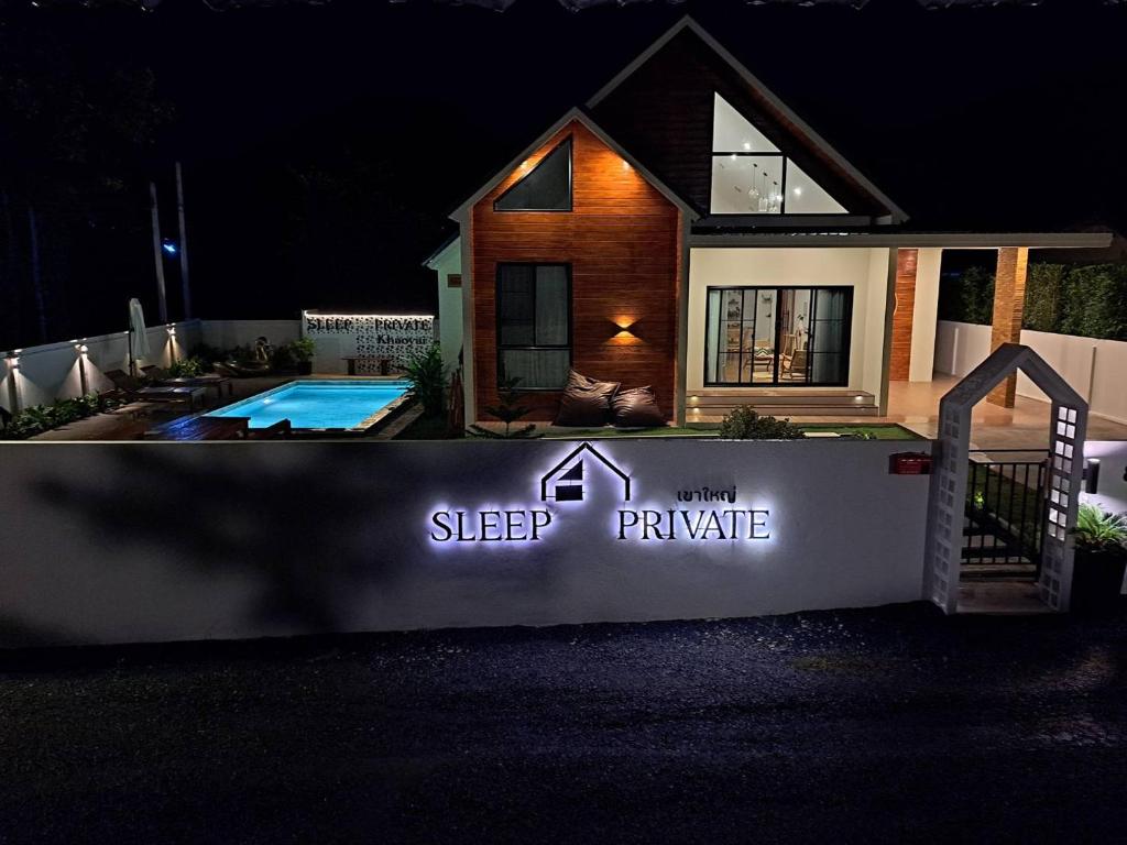 Bazén v ubytování Sleep private khaoyai nebo v jeho okolí