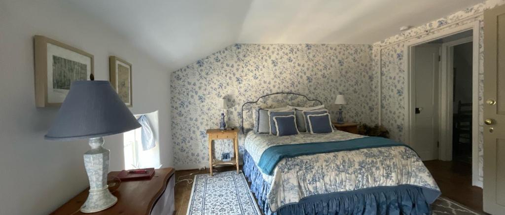 Wayside Inn Bed and Breakfast - Queen Suite