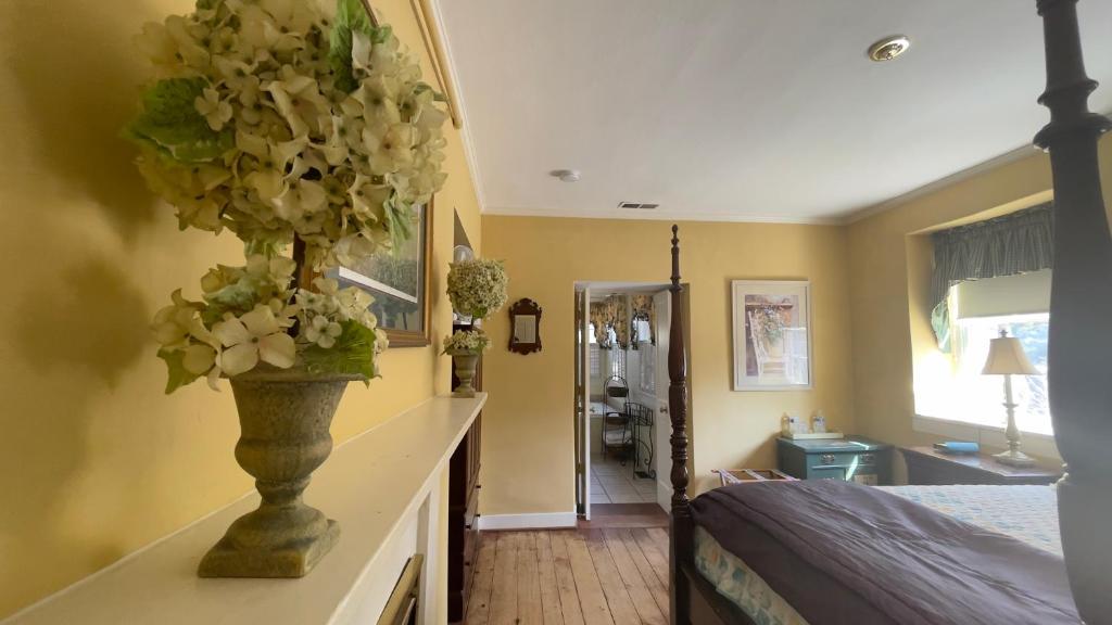 Wayside Inn Bed and Breakfast - Queen Room With Spa Bath