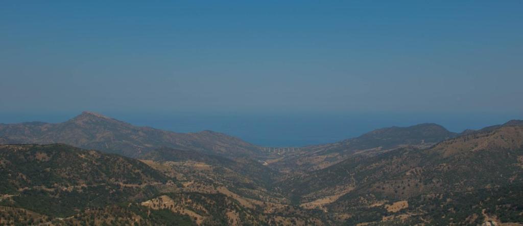 een uitzicht op een bergketen met een blauwe lucht bij La Casa della Nonna in San Mauro Castelverde