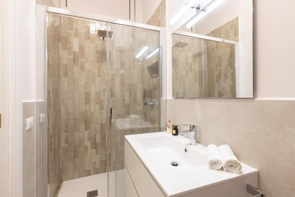 biała łazienka z prysznicem i umywalką w obiekcie 4711 Boutique Apartment w Sorrento