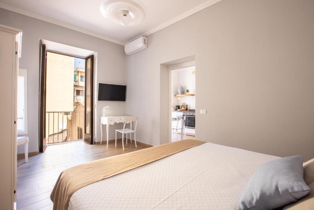 biała sypialnia z łóżkiem i stołem w obiekcie 4711 Boutique Apartment w Sorrento