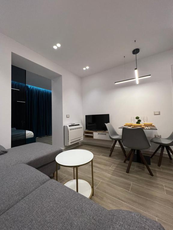 ein Wohnzimmer mit einem Sofa und einem Tisch in der Unterkunft Deluxe apartment bllok in Tirana