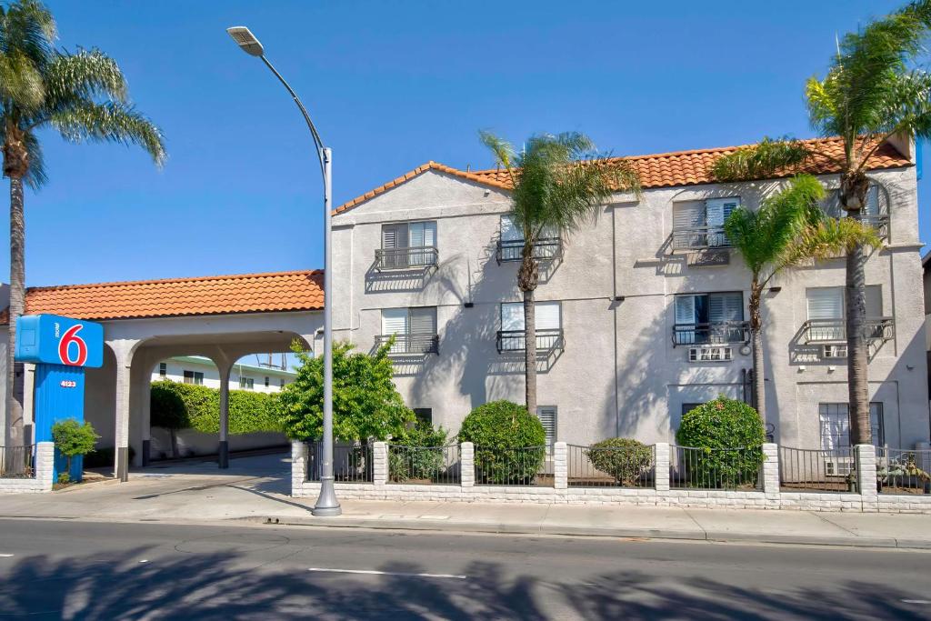 un edificio con palmeras frente a una calle en Motel 6-Inglewood, CA, en Inglewood