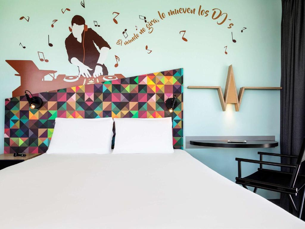 Postel nebo postele na pokoji v ubytování Ibis Styles Merida Galerias