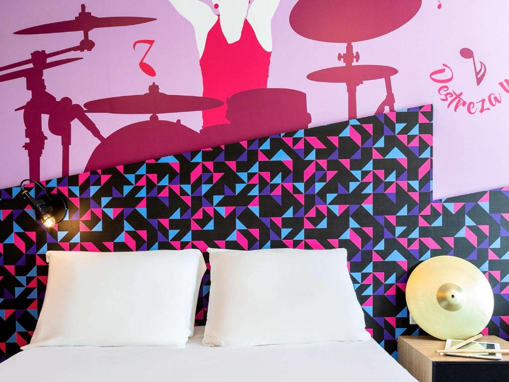 Postel nebo postele na pokoji v ubytování Ibis Styles Merida Galerias