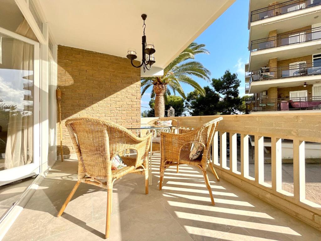 eine Terrasse mit 2 Stühlen und einem Tisch auf dem Balkon in der Unterkunft Synergie SI01 - Ideal para descansar in Salou