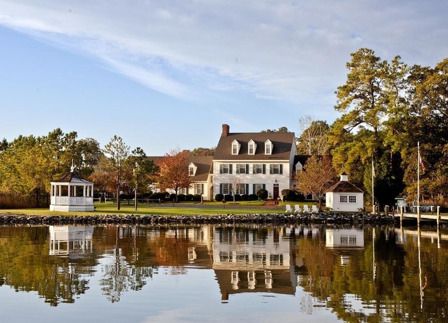 una grande casa seduta accanto a un corpo d'acqua di Inn at Osprey Point a Rock Hall