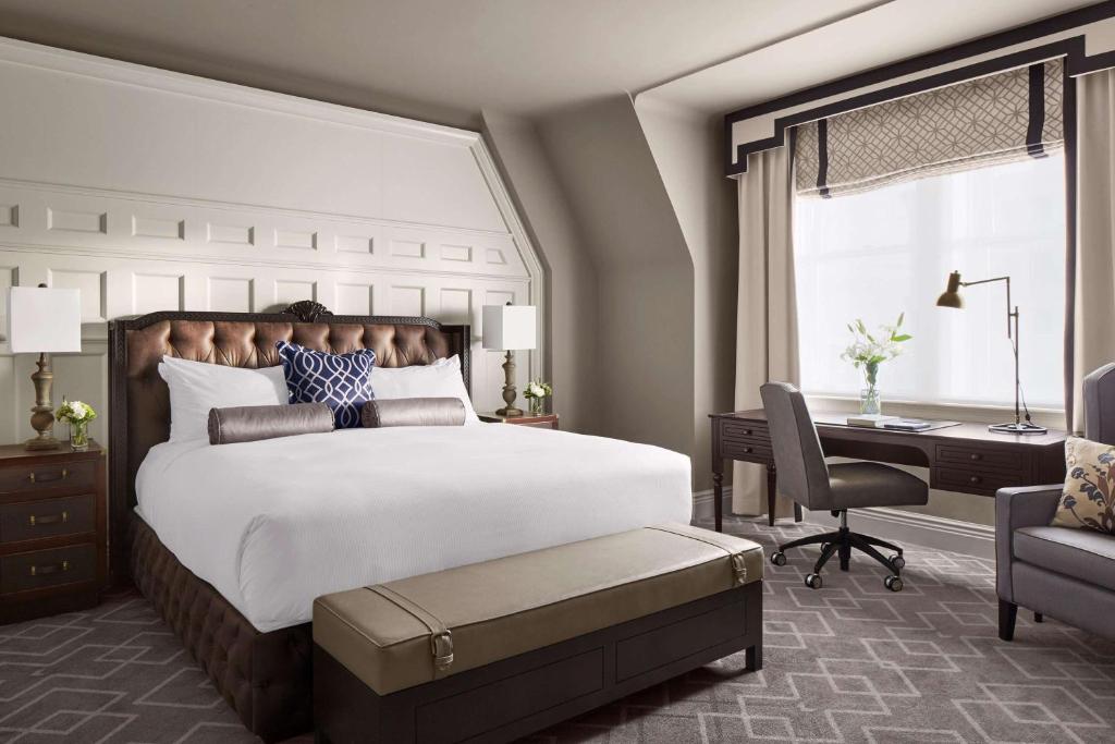 Säng eller sängar i ett rum på Fairmont Hotel Macdonald