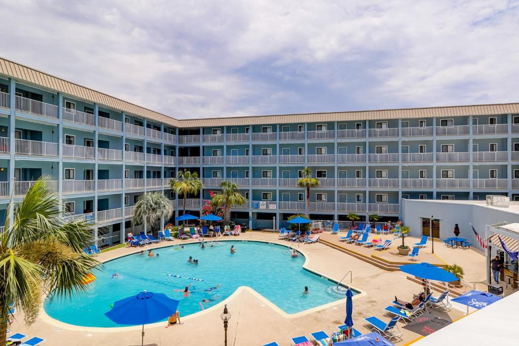 eine Luftansicht eines Hotels mit großem Pool in der Unterkunft Hilton Head Resort IV in Hilton Head Island