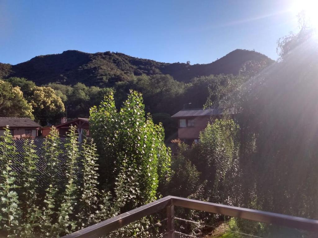 vistas a una montaña con árboles y una casa en Balcón de la montaña en Santa Rosa de Calamuchita