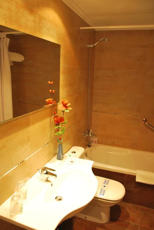 Koupelna v ubytování Hospedium Hotel Juan II