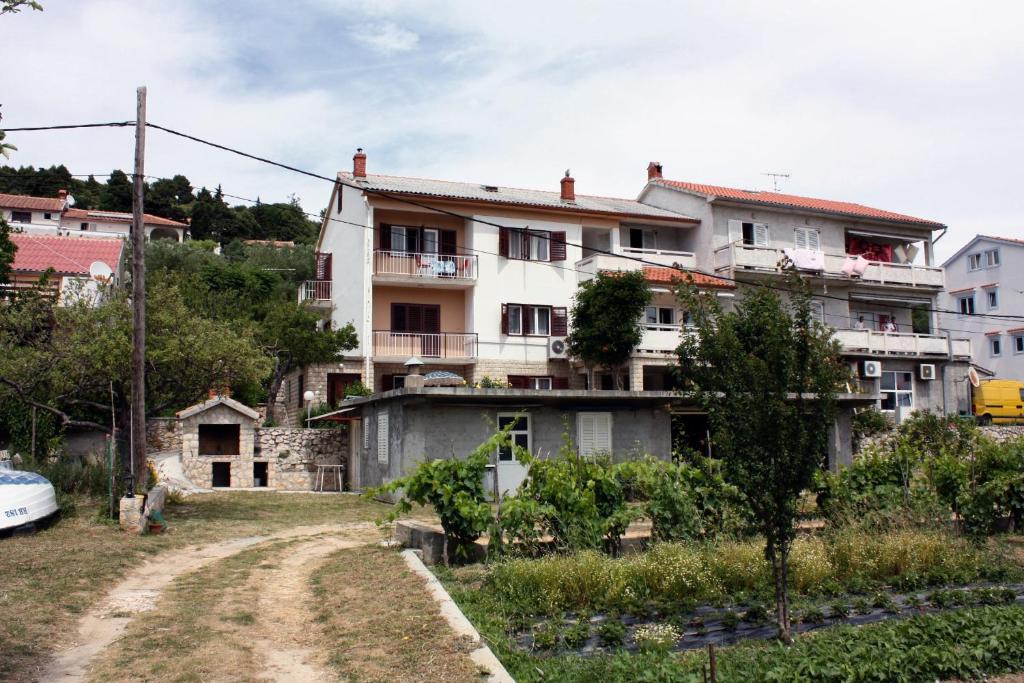 una vecchia casa su una collina accanto a una strada sterrata di Apartments with parking space Kampor, Rab - 4984 a Rab
