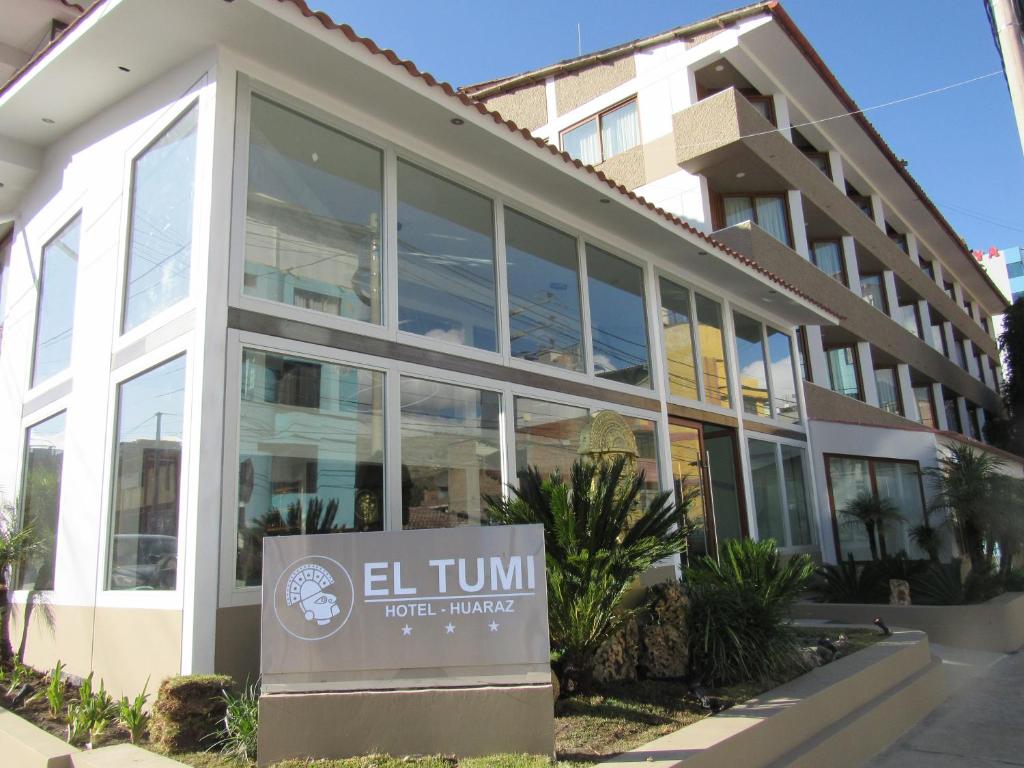 budynek z znakiem przed nim w obiekcie El Tumi Hotel w mieście Huaraz