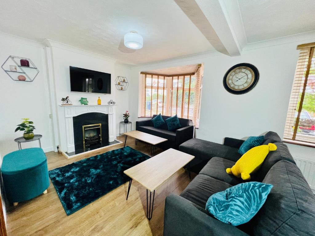 ein Wohnzimmer mit einem Sofa und einem Tisch in der Unterkunft Beautiful 3 bedroom house with garden + Parking in Oxford