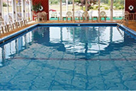 Bazén v ubytování Days Inn by Wyndham Mackinaw City - Lakeview nebo v jeho okolí