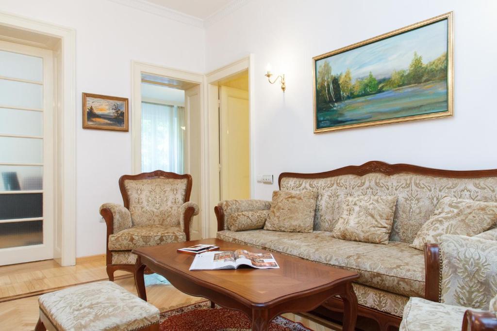 sala de estar con sofá y 2 sillas en Apartments Resavska Center, en Belgrado