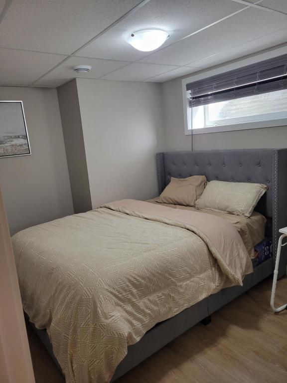 - une chambre avec un lit dans l'établissement House of Love, à Winnipeg