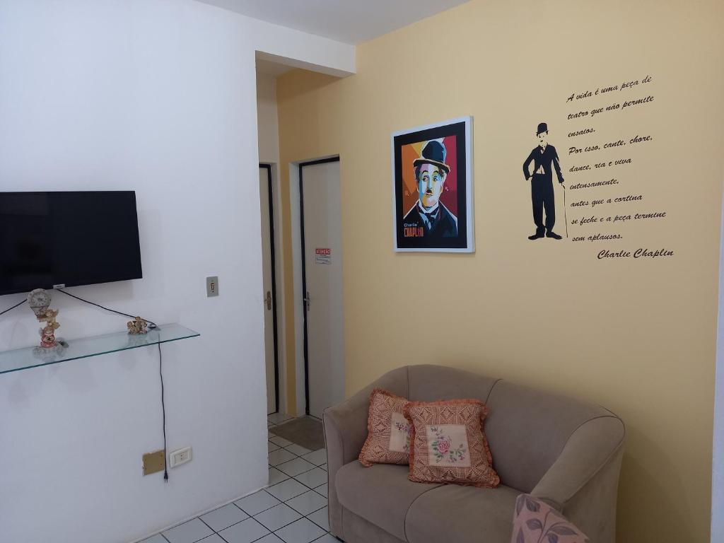 特雷西納的住宿－Apartamento, Zona Leste, ótima localização.，客厅配有沙发和墙上的照片