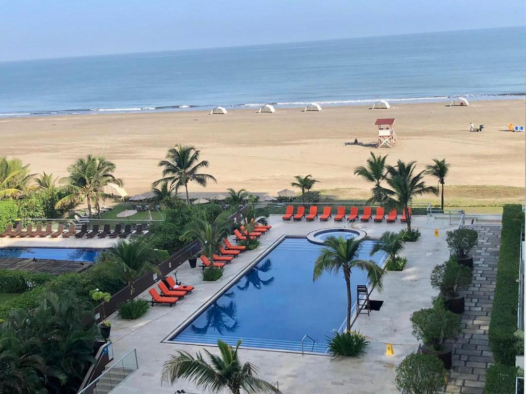 Una vista de la playa desde el balcón de un resort. en Cartagena Morros 3 Playa, en Cartagena de Indias