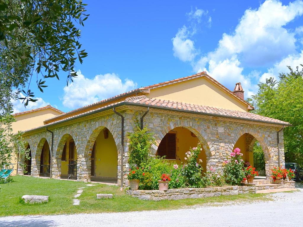 サトゥルニアにあるSaturnia Pian Di Catavernaの花の前の石造りの家