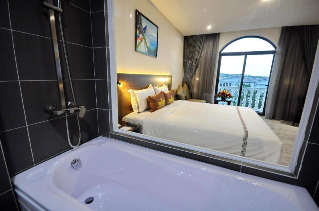 Postel nebo postele na pokoji v ubytování Crown Nguyen Hoang Hotel