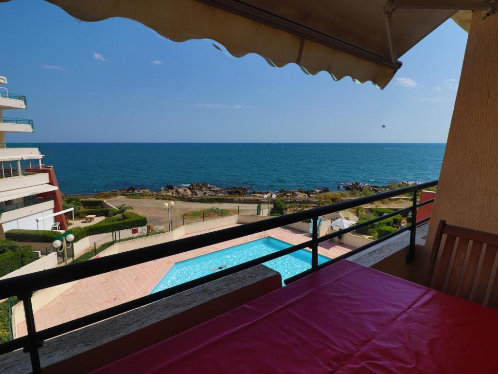balkon z basenem i oceanem w obiekcie Appartement 4 pers. avec terrasse et piscine, plage à proximité - FR-1-472A-259 w mieście Sète