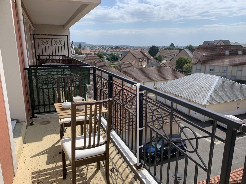 Balkón alebo terasa v ubytovaní Charmant Duplex 2P sur Marina, 3e Étage, Balcon, Proche Plage, Capacité 4 Personnes - FR-1-487-341