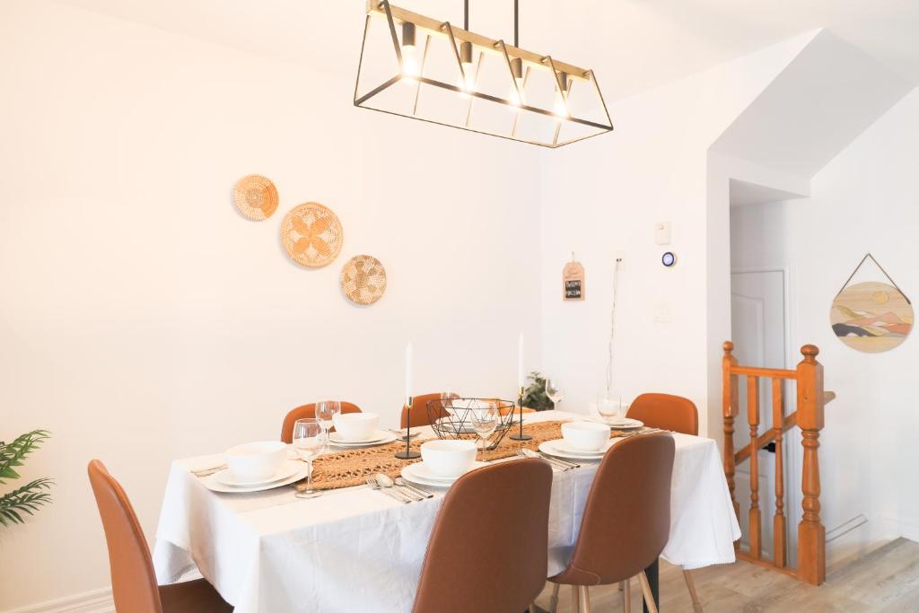 Stylish Boho Retreat- 5 Bed - 4 Bath - 15 min to Falls - Housity