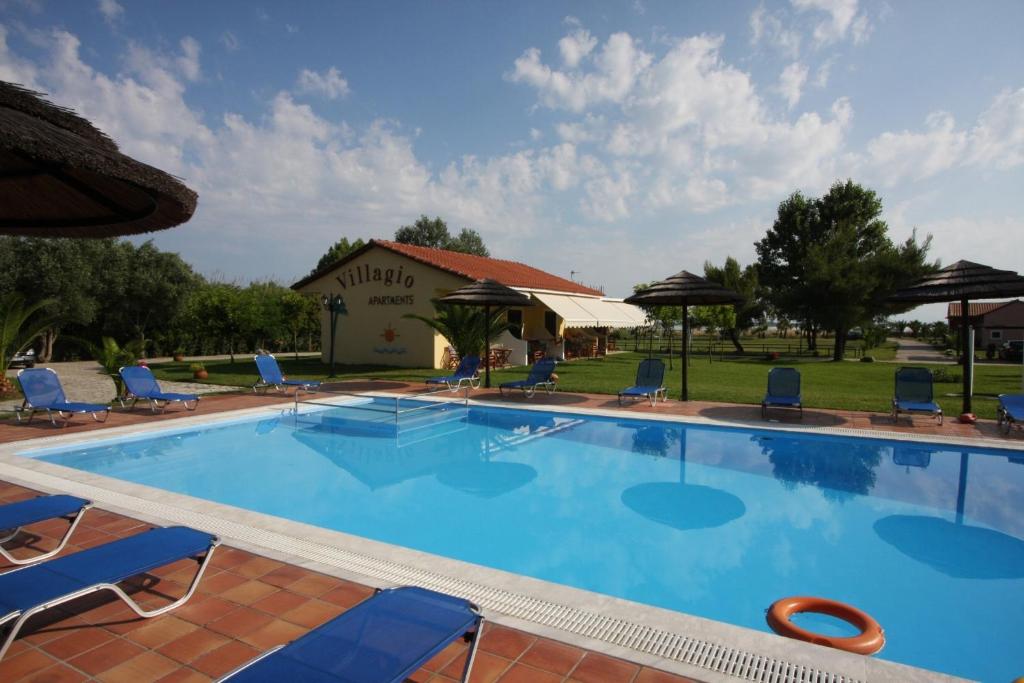 The swimming pool at or close to Villagio