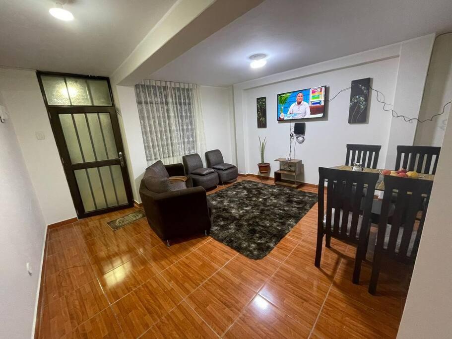 - un salon avec un canapé et une table dans l'établissement Departamento D&C I entero acogedor, à Huancayo
