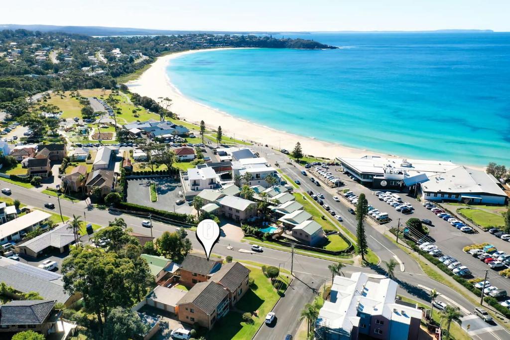 una vista aérea de una ciudad junto a la playa en Surfmist One on Mollymook, en Mollymook