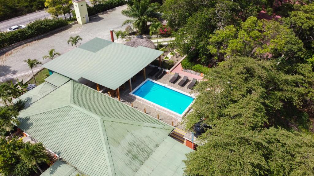 een uitzicht op een huis met een zwembad bij Hacienda La Huerta Puerto Plata, 2 BDR 