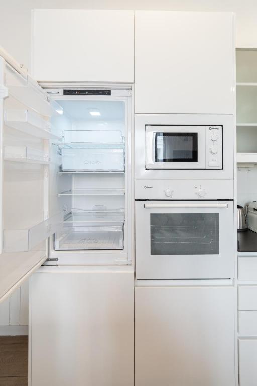 A kitchen or kitchenette at JACUZZI FULL exterior SOL, by MONARO*****