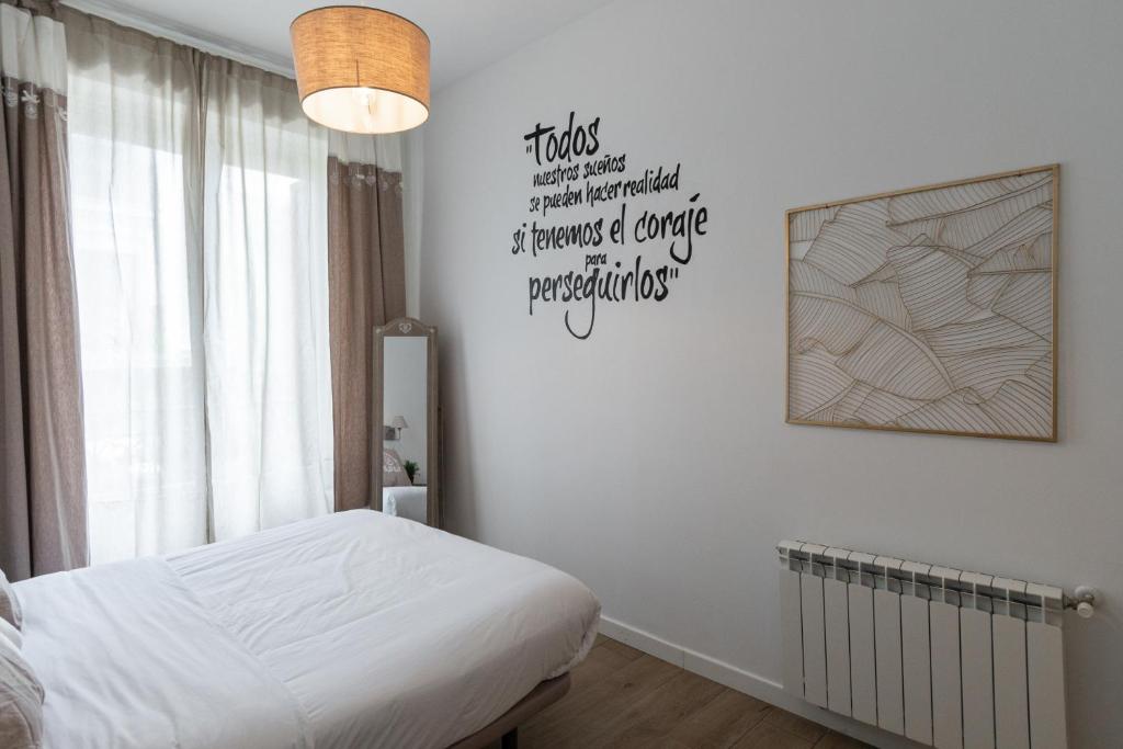 A bed or beds in a room at JACUZZI FULL exterior SOL, by MONARO*****